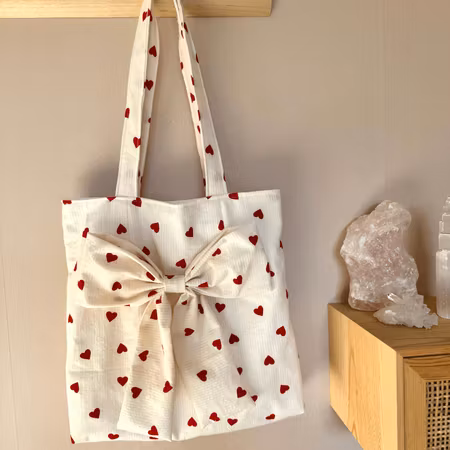 Handsydd tygpåse med rosett - Röda hjärtan