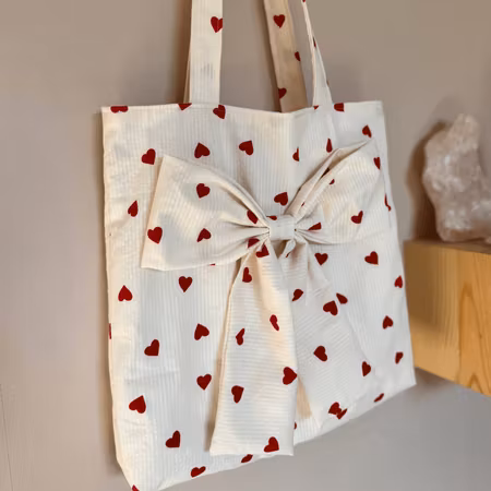 Handsydd tygpåse med rosett - Röda hjärtan