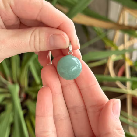 Hänge kristallkula i Grön aventurin (mindre skav)