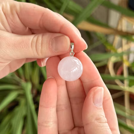 Hänge kristallkula i Rosenkvarts (mindre skav)