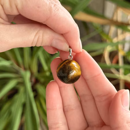 Hänge kristallkula i Tigeröga (mindre skav)