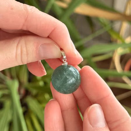 Hänge kristallkula i Grön fluorit (mindre skav)