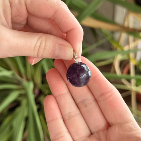Hänge kristallkula i Mörk fluorit (mindre ojämnheter)