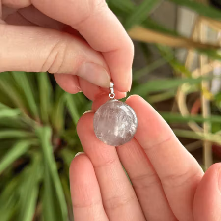 Hänge kristallkula i Ljus fluorit (tråkig färg)