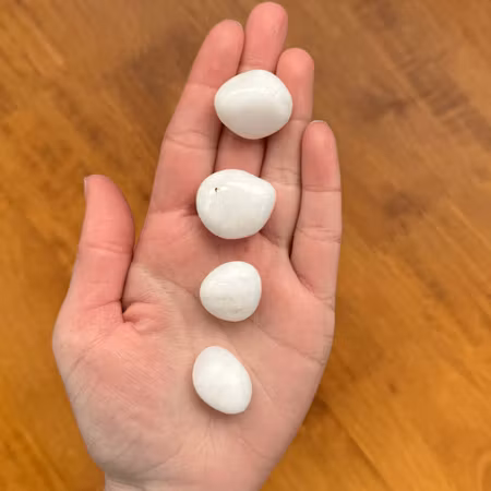 Trumlad Snökvarts (inslag av mineral/ mindre ojämnhet)