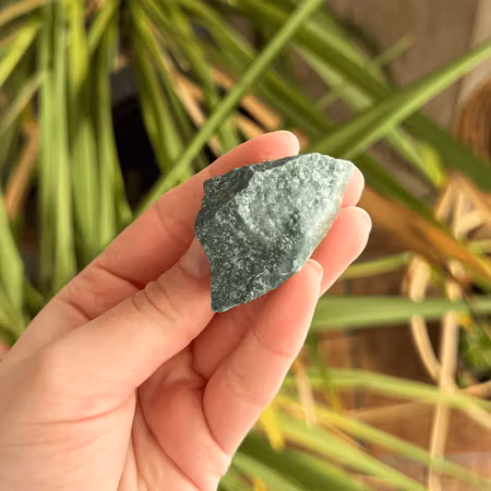 Rå mossagat med inslag av kvarts