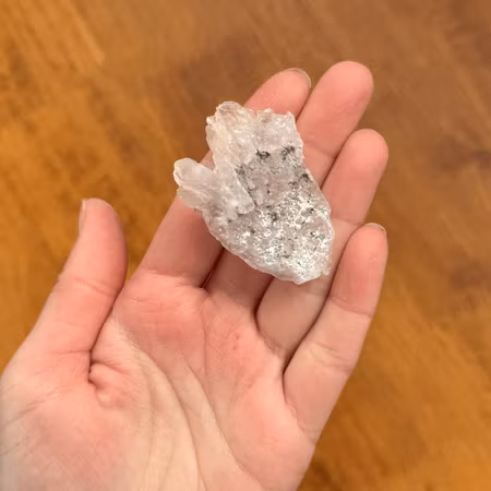 Kluster Ametist i kvarts (udda form och inslag av mineral)