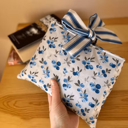 Handsydd Book Sleeve - Blåbär