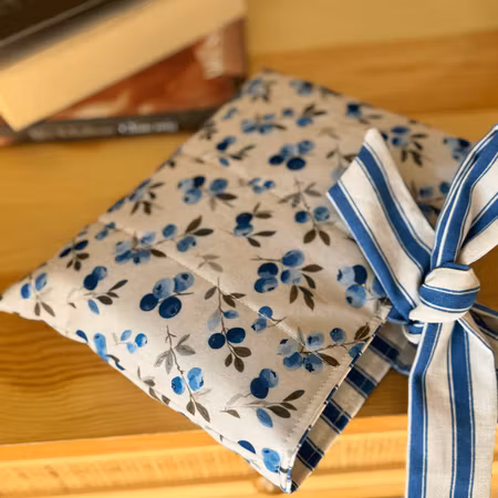 Handsydd Book Sleeve - Blåbär