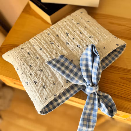 Handsydd Book Sleeve - Småblommig