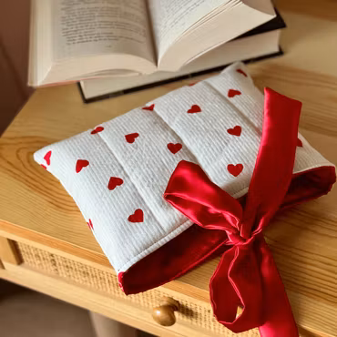 Handsydd Book Sleeve - Röda hjärtan