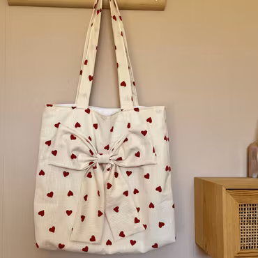 Handsydd tygpåse med rosett - Röda hjärtan