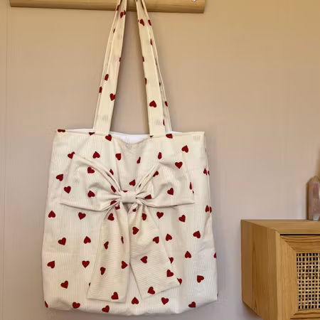 Handsydd tygpåse med rosett - Röda hjärtan