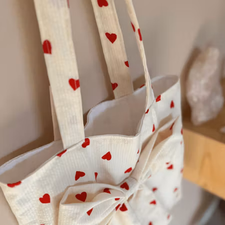 Handsydd tygpåse med rosett - Röda hjärtan