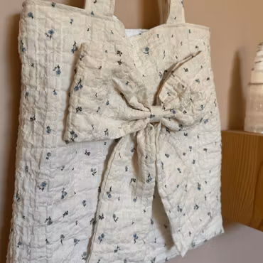 Handsydd Tygpåse Med Rosett - Småblommig