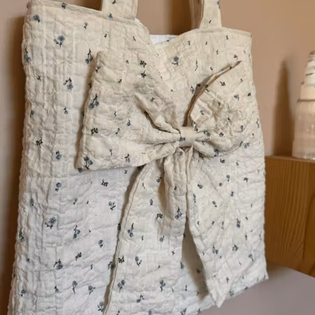 Handsydd Tygpåse Med Rosett - Småblommig