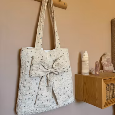 Handsydd Tygpåse Med Rosett - Småblommig