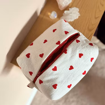 Handsydd necessär - Röda hjärtan