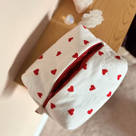 Handsydd necessär - Röda hjärtan