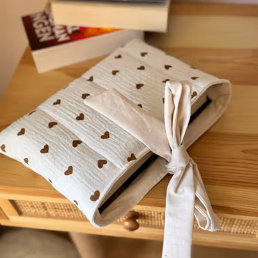 Handsydd Book Sleeve - Bruna hjärtan