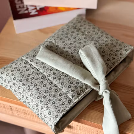 Handsydd Book Sleeve - Gröna blommor