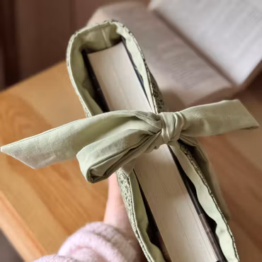 Handsydd Book Sleeve - Gröna blommor