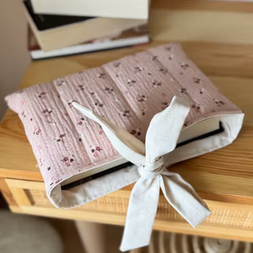 Handsydd Book Sleeve - Rosa småblommor