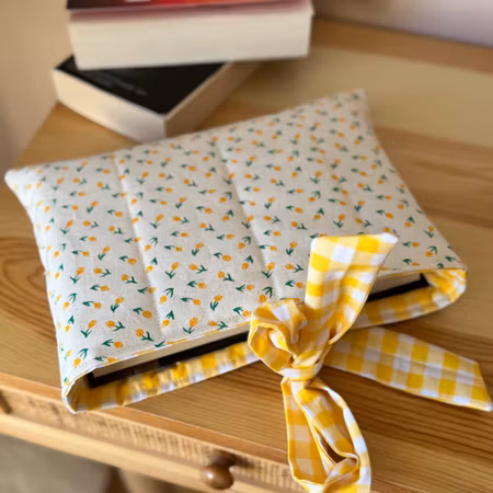 Handsydd Book Sleeve - Gula små tulpaner