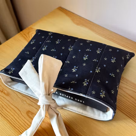 Handsydd Book Sleeve - Mörk blåbär