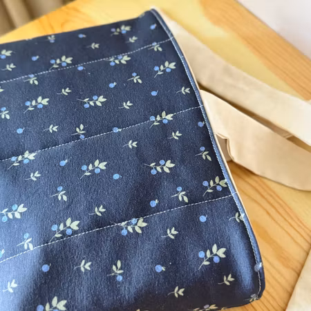 Handsydd Book Sleeve - Mörk blåbär
