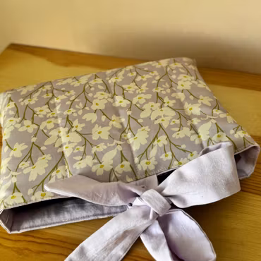 Handsydd Book Sleeve - Lila körsbärsblom