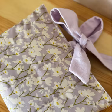 Handsydd Book Sleeve - Lila körsbärsblom