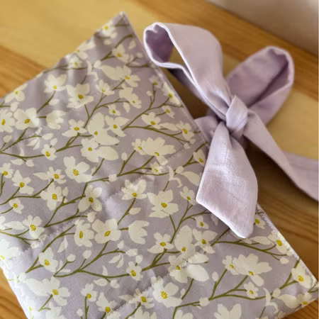 Handsydd Book Sleeve - Lila körsbärsblom