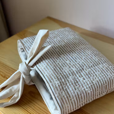 Handsydd Book Sleeve - Randig brodyr