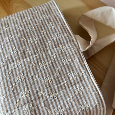 Handsydd Book Sleeve - Randig brodyr