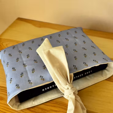 Handsydd Book Sleeve - Blå renfana