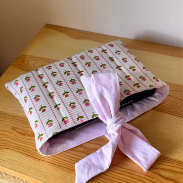 Handsydd Book Sleeve - Rosa blomsterbård
