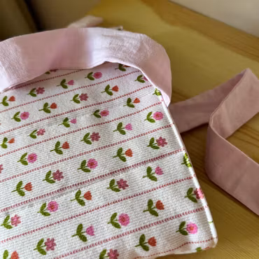 Handsydd Book Sleeve - Rosa blomsterbård