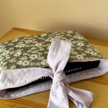 Handsydd Book Sleeve - Grön blomster