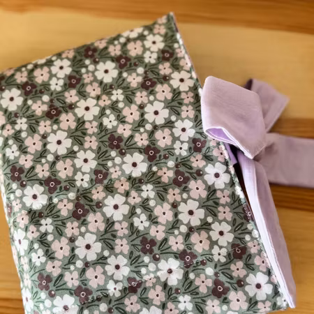 Handsydd Book Sleeve - Grön blomster