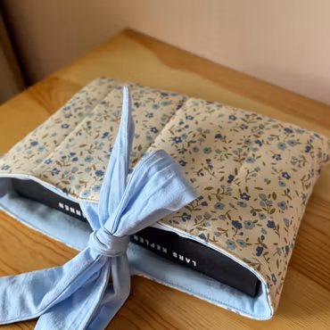 Handsydd Book Sleeve - Blå småblommigt