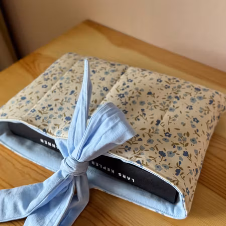 Handsydd Book Sleeve - Blå småblommigt