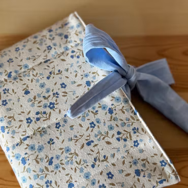 Handsydd Book Sleeve - Blå småblommigt
