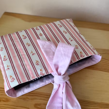 Handsydd Book Sleeve - Rosa ränder