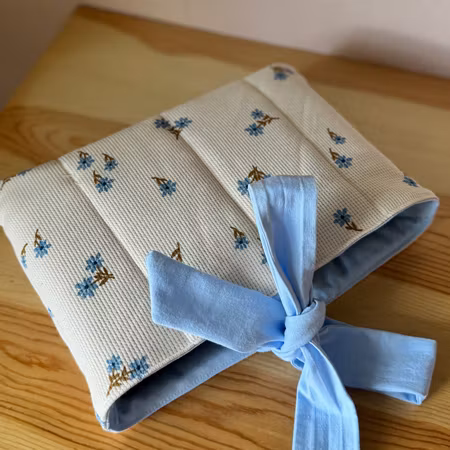 Handsydd Book Sleeve - Våfflad blomma