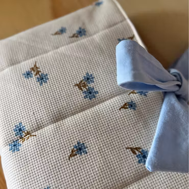 Handsydd Book Sleeve - Våfflad blomma