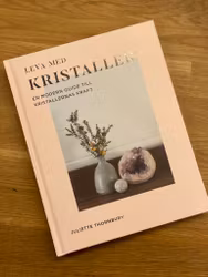 Leva med kristaller