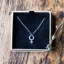 Halsband Femme Hänge