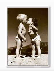 Kort Toddlers Kissing on The Beach