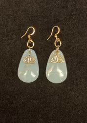 Örhänge med lotus blomma